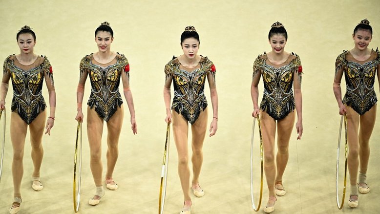 Ginastas da China se apresentam com o arco