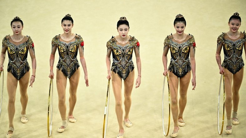 Ginastas da China se apresentam com o arco