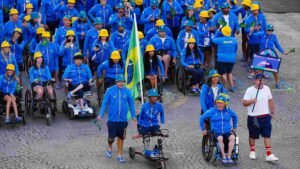 A delegação brasileira chega à avenida Champs-Élysées durante a Cerimônia de Abertura dos Jogos Paralímpicos Paris-2024, em Paris, no dia 28 de agosto de 2024. Dimitar DILKOFF/AFP