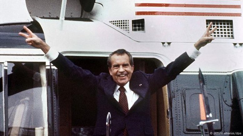 1974: Watergate causava renúncia de Nixon