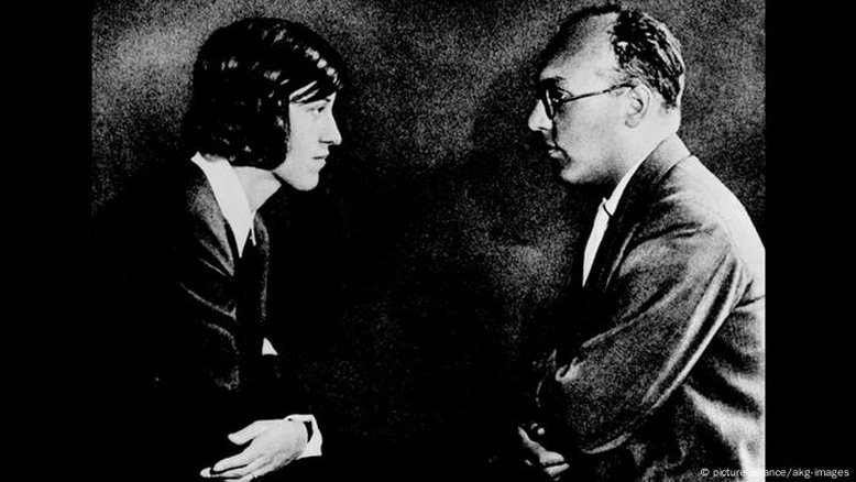 1928: Estreia "Ópera dos três vinténs", de Brecht-Weill