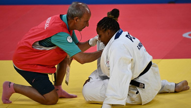 Brasileira naturalizada portuguesa chora e abraça repórter após eliminação no judô nos Jogos de Paris 2024