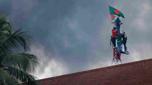 Manifestantes tomam a residência oficial da primeira-ministra em Bangladesh | Mohammad Ponir Hossain/Reuters