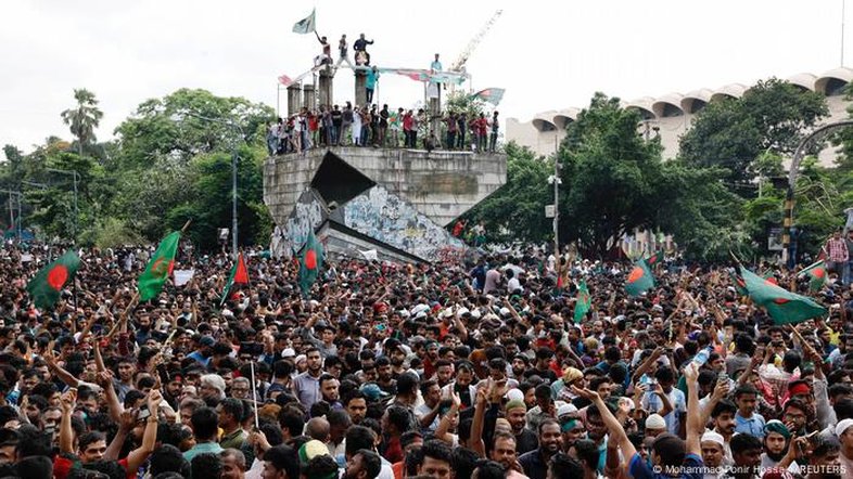 Primeira-ministra de Bangladesh renuncia e foge do país após protestos