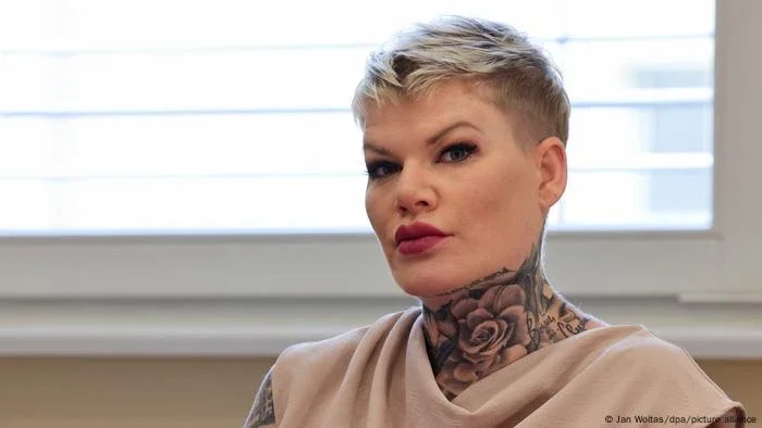 Ex-Big Brother alemã é condenada por fazer saudação nazista em show