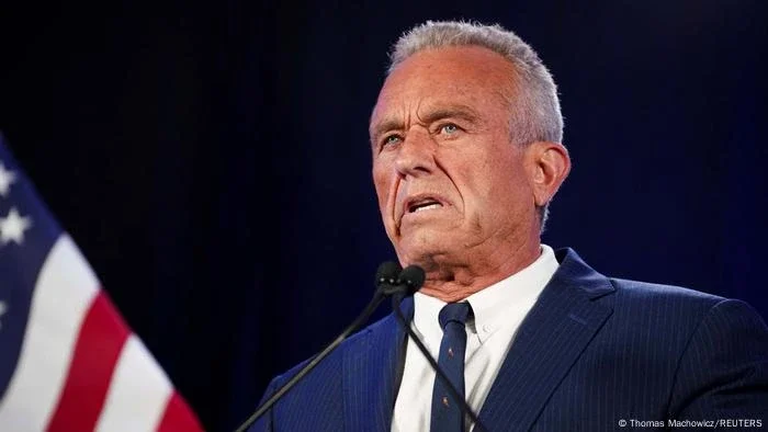 RFK Jr. desiste de disputa à Casa Branca e endossa Trump