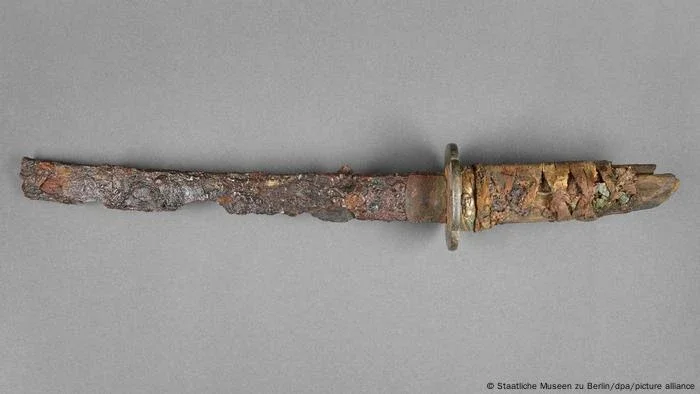 Arqueólogos descobrem espada samurai de 400 anos em Berlim