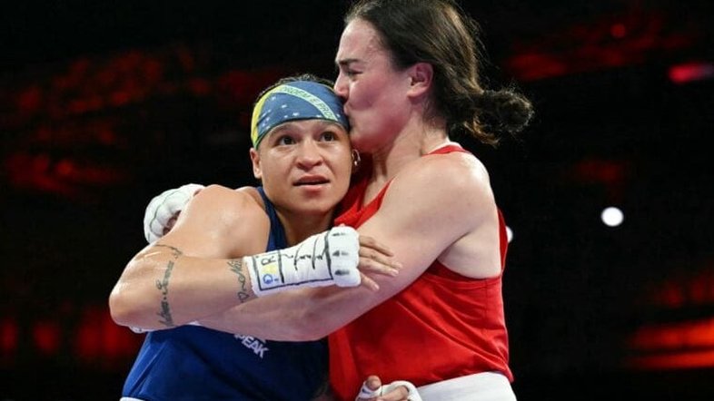Bia Ferreira bate francesa e mantém cinturão de campeã mundial de boxe