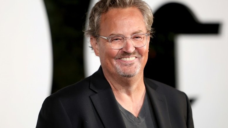 Matthew Perry teria gastado R$ 300 mil em drogas um mês antes de sua morte, diz jornal