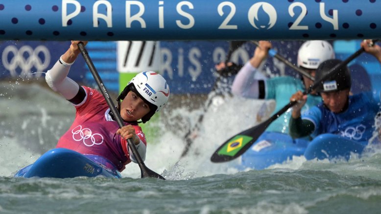 A francesa Angele Hug (L) corre à frente da brasileira Ana Satila e da espanhola Miren Lazkano na competição feminina de caiaque cross heats canoagem slalom no Estádio Náutico Vaires-sur-Marne em Vaires-sur-Marne durante os Jogos Olímpicos de Paris 2024 em 4 de agosto de 2024 . Bertrand GUAI/AFP