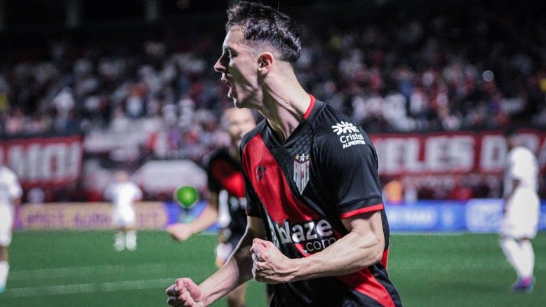 Atlético-GO bate o Internacional e vence a primeira como mandante no Brasileiro