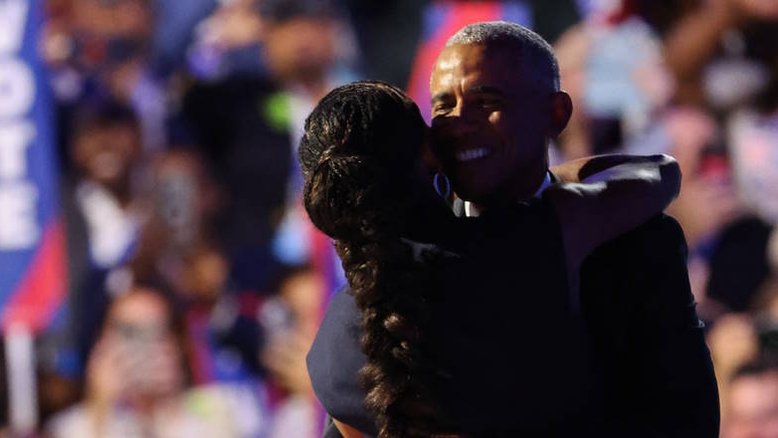 Barack e Michelle Obama animam multidão em apoio a Kamala na convenção democrata