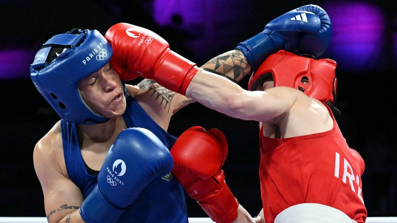 A irlandesa Kellie Harrington (R) luta contra a brasileira Beatriz Iasmin Soares Ferreira na semifinal de boxe feminino até 60kg durante os Jogos Olímpicos de Paris 2024, na North Paris Arena, em Villepinte, em 3 de agosto de 2024. MOHD RASFAN/AFP