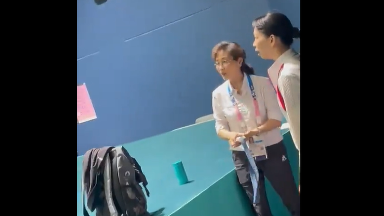 Paris 2024: árbitra chefe da prova de trave da ginástica é vista segurando medalha de ginasta chinesa