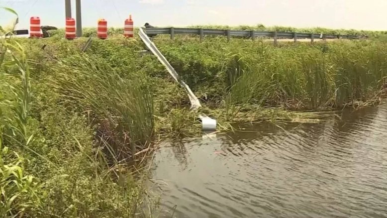 Carro caiu em canal e deixou nove mortos