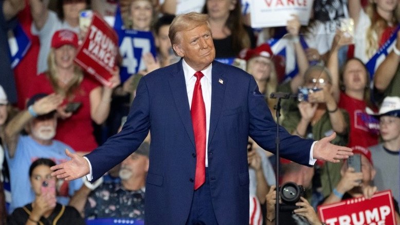 Envolto por vidro blindado, Trump faz 1º comício ao ar livre após atentado