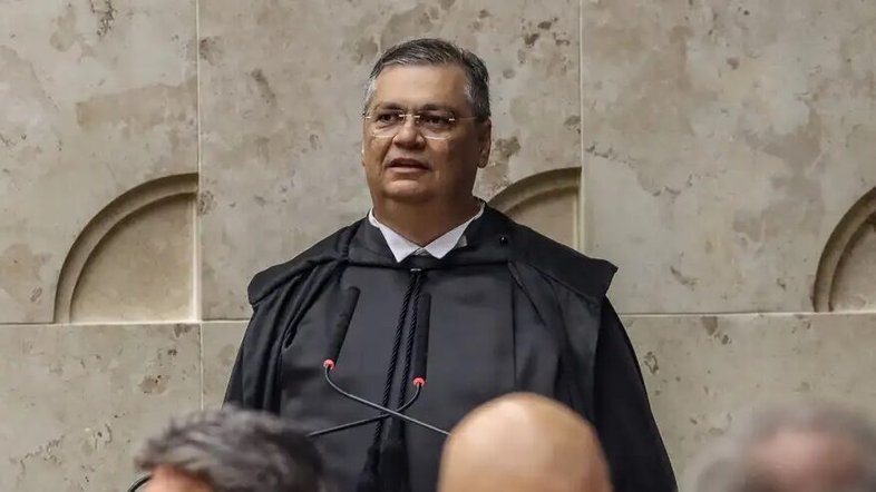 O ministro Flávio Dino, do Supremo Tribunal Federal (STF), decidiu suspender o pagamento de emendas parlamentares até o cumprimento de requisitos de transparência determinados pela corte