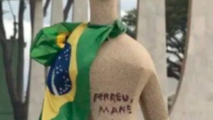 Pichação feita na Estátua da Justiça
