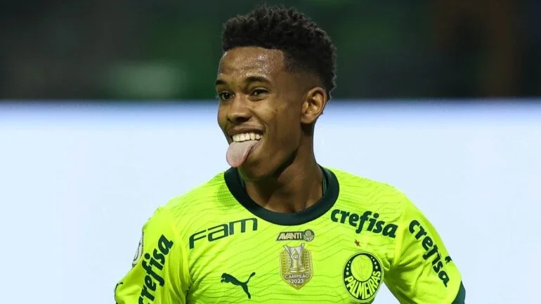 Estevão em ação durante jogo do Palmeiras