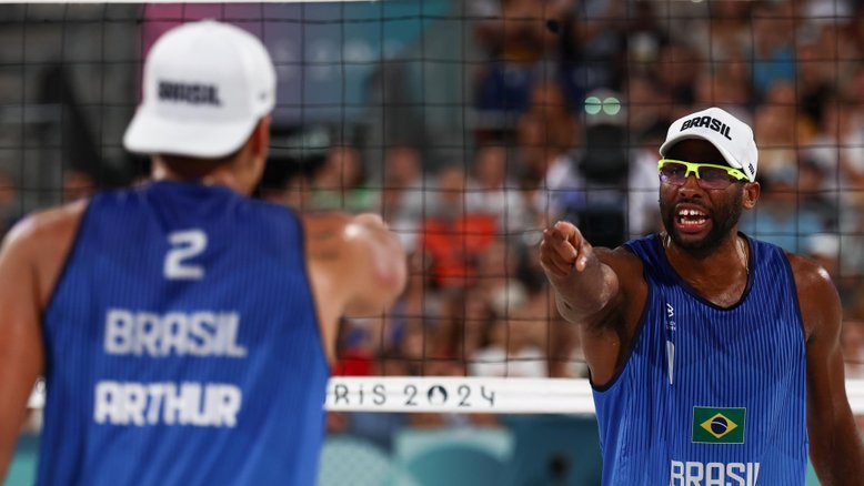Os brasileiros Evandro e Arthur em duelo contra a dupla holandesa Van de Velde e Immers. Foto: Luiza Moraes/COB.