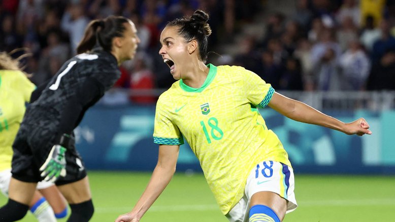 A atacante brasileira nº 18 Gabi Portilho comemora após marcar um gol na partida de futebol feminino das quartas de final entre França e Brasil durante os Jogos Olímpicos de Paris 2024, no Estádio La Beaujoire, em Nantes, em 3 de agosto de 2024. ROMAIN PERROCHEAU/AFP