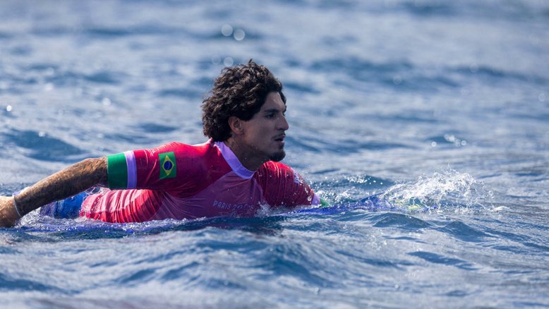 Gabriel Medina, do Time Brasil, rema durante as quartas de final do surf no sexto dia dos Jogos Olímpicos de Paris 2024, em 1º de agosto de 2024, em Teahupo'o, na Polinésia Francesa. Ed Sloane/POOL/AFP