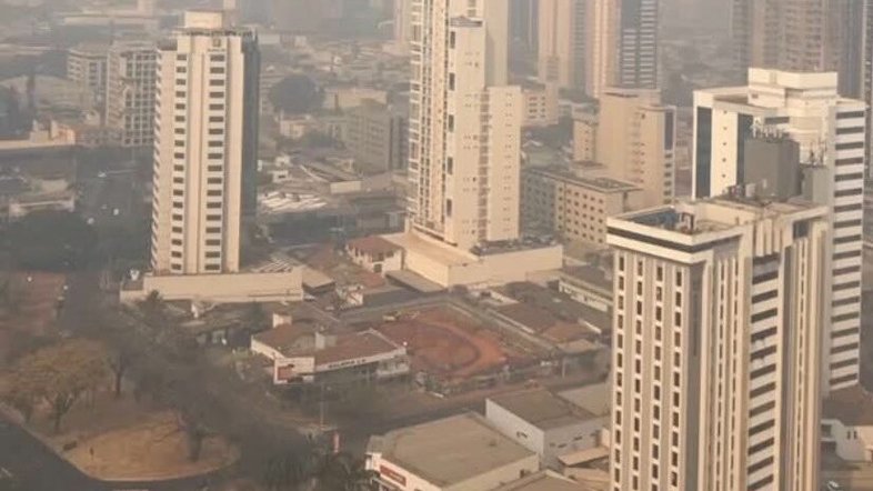 Aeroporto de Goiânia cancela 26 voos por causa de fumaça vinda do interior de SP