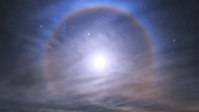 Um espetacular halo lunar — conhecido como halo de 22° — formou-se no céu acima do Observatório de La Silla, localizado no Atacama, no Chile. O fenômeno óptico é resultado da interação da luz lunar com milhões de cristais de gelo suspensos na atmosfera, formando um anel com raio aparente de aproximadamente 22° ao redor da Lua