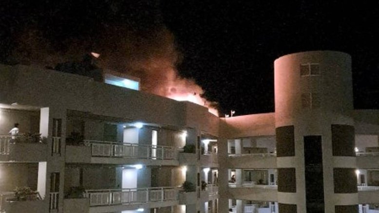 Vídeo: helicóptero em voo não autorizado cai em teto de hotel na Austrália; piloto morre