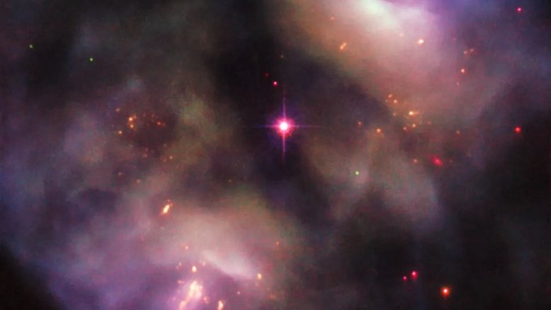 Esta imagem, obtida com o Telescópio Espacial Hubble, mostra uma cena escura e sombria na Constelação de Gêmeos. Este objeto gerou confusão quando foi estudado pela primeira vez. Em vez de ser classificado como um único objeto, foi registrado como dois, devido à sua estrutura lobada simétrica. Por isso, sua designação inicial foi NGC 2371 e NGC 2372, embora muitas vezes seja referida em conjunto, como NGC 2371/2. Esses dois lóbulos juntos formam uma nebulosa planetária