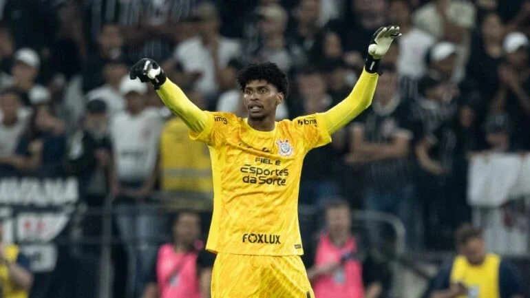Hugo Souza festeja o jogo 