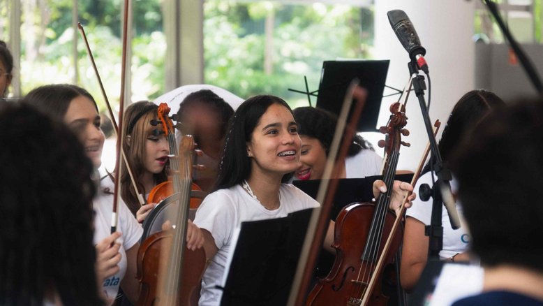Jovens músicos no Lar da Bênção Divina