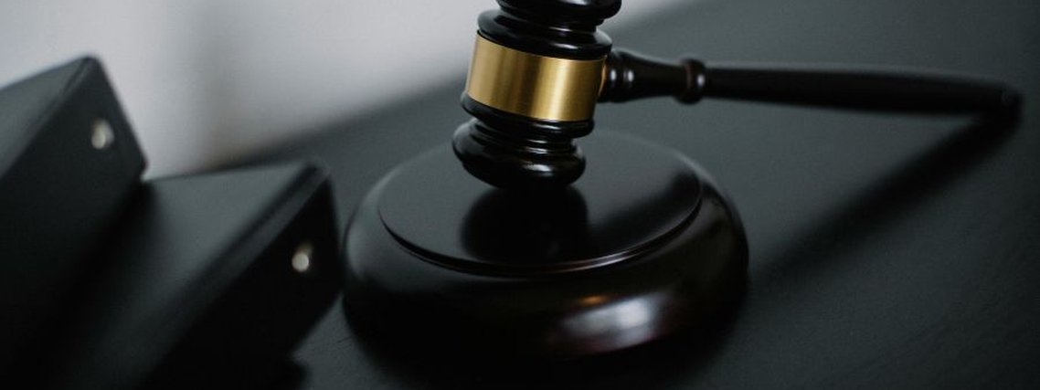 Menino de 13 anos enviado para internato processa os pais por abandono