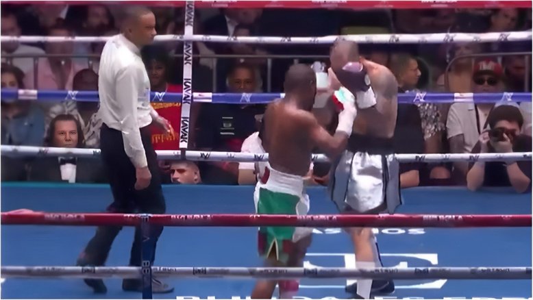 Lenda do boxe, Floyd Mayweather é vaiado após luta de exibição no México