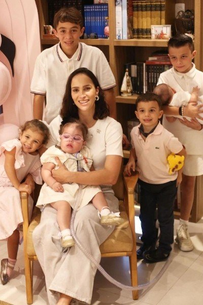 Filha de Juliano Cazarré começa a respirar sem aparelhos