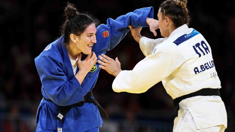 Mayra Aguiar (kimono azul) em duelo contra Alice Bellandi, atleta da Itália