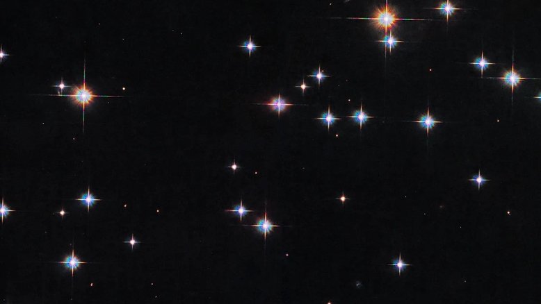Messier 67 (também NGC 2682 ou M67) é uma coleção de mais de 500 estrelas que estão ligadas gravitacionalmente, um agrupamento conhecido como aglomerado aberto. Corpos como este são tipicamente bastante jovens, mas M67 é um dos mais antigos aglomerados abertos conhecidos, com aproximadamente 4 bilhões de anos de idade, ou seja, quase a mesma idade do nosso Sol. M67 é incomum em sua localização, quase 1,5 mil anos-luz acima do plano da Via Láctea. A maioria dos aglomerados abertos está distribuída ao longo do plano central da Via Láctea. M67 fica a 2,7 mil anos-luz, na direção da Constelação de Câncer