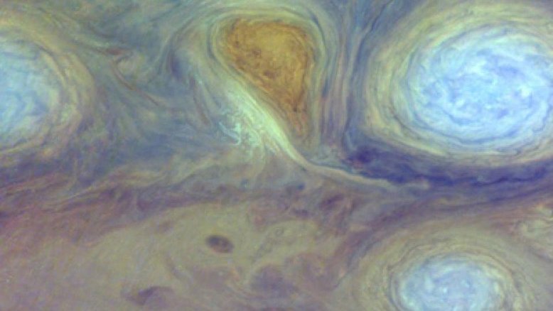 As nuvens de Júpiter podem girar rapidamente, formando os sistemas de tempestades elevadas de alta pressão que circundam o planeta. As formas ovais brancas, retratadas acima, estão localizadas perto da Grande Mancha Vermelha e persistem em Júpiter desde a década de 1930. A Grande Mancha Vermelha tem a idade de, pelo menos, 300 anos. Atualmente, ninguém sabe por que as formas ovais duram tanto. As manchas ovais brancas estão confinadas em cinturões circulares ao redor de Júpiter, mas podem interagir para causar regiões caóticas de nuvens próximas