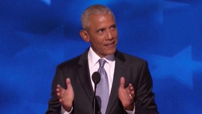 Obama usa gesto sugestivo para alfinetar Trump: ‘Obsessão por tamanho’