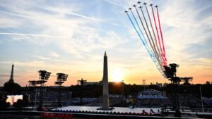 A equipe de vôo acrobático de elite da Força Aérea Francesa "Patrouille de France" se apresenta na Place de la Concorde com o Obelisco de Louxor (Obelisco de Luxor) (C) e a Torre Eiffel durante a Cerimônia de Abertura dos Jogos Paralímpicos de Paris 2024 em Paris em 28 de agosto de 2024 . Bertrand GUAI/AFP