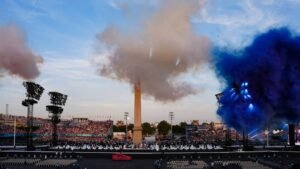 Fogos de artifício explodem na Place de la Concorde durante a cerimônia de abertura dos Jogos Paraolímpicos de Paris 2024, em Paris, em 28 de agosto de 2024. Dimitar DILKOFF/AFP