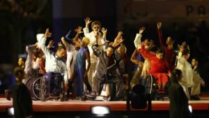 O cantor Lucky Love e os artistas durante a cerimônia de abertura REUTERS/Eng Chin An