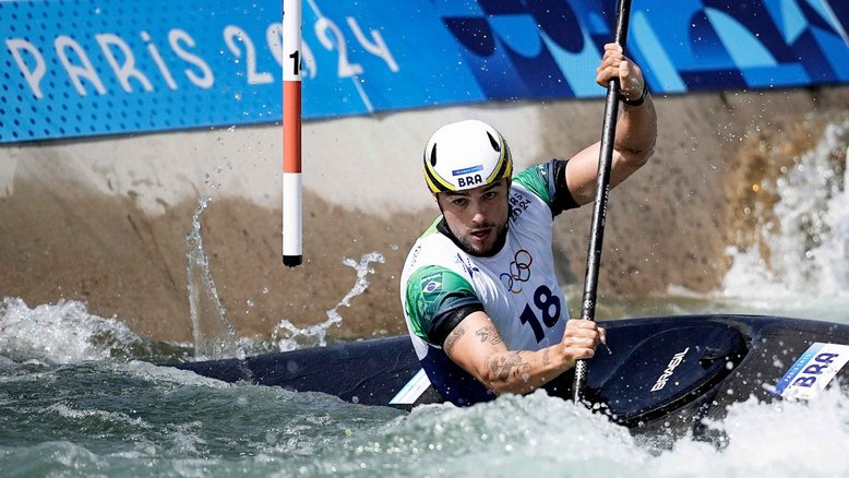 O atleta Pepe Gonçalves do Brasil compete na fase classificatoria do K1 masculino