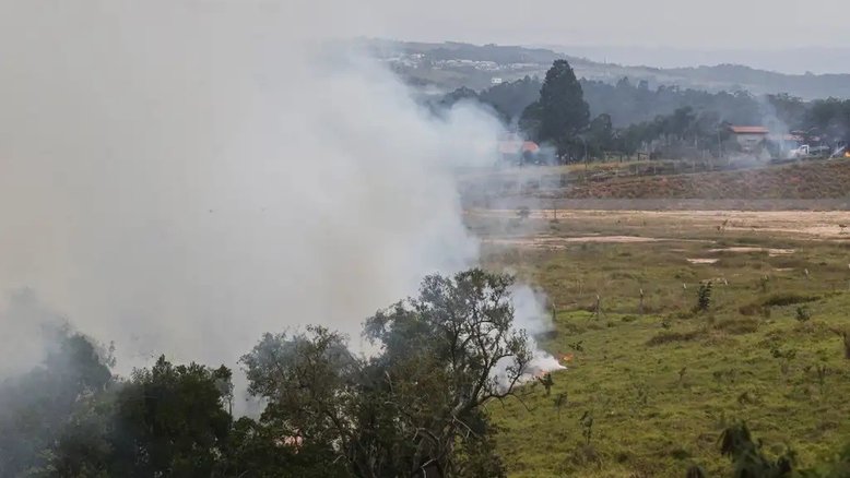 Foco de incêndio próximo a rodovia presidente Castelo Branco, o governo de São Paulo cria gabinete de crise para combate a incêndios Estradas são interditadas e 30 municípios estão em alerta máximo