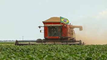 plantacao-agro-colheitadeira-trator