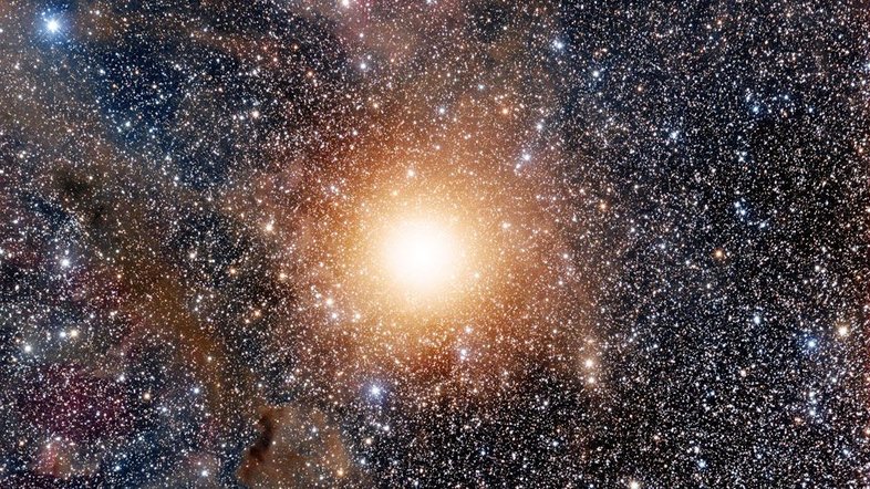 Uma das estrelas mais brilhantes no céu, a supergigante vermelha Betelgeuse, está localizada na famosa Constelação de Órion. Ela, no entanto, está bem à frente de muitas das outras estrelas brilhantes da constelação, bem como do maior Complexo de Nuvens Moleculares de Órion. A luz emitida por Betelgeuse leva cerca de 700 anos para chegar até a Terra, enquanto que a emitida a partir da Nebulosa de Órion leva aproximadamente 1,3 mil anos. Nesta imagem de longa exposição, milhares de estrelas da Via Láctea estão ao fundo, atrás de Betelgeuse, bem como a poeira escura da Nuvem Molecular de Órion. Estima-se que Betelgeuse exploda em uma supernova em algum momento nos próximos 100 mil anos