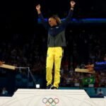 A medalhista de ouro Rebeca Andrade do Brasil comemora no pódio com a medalhista de prata Simone Biles dos Estados Unidos e o medalhista de bronze Jordan Chiles dos Estados Unidos