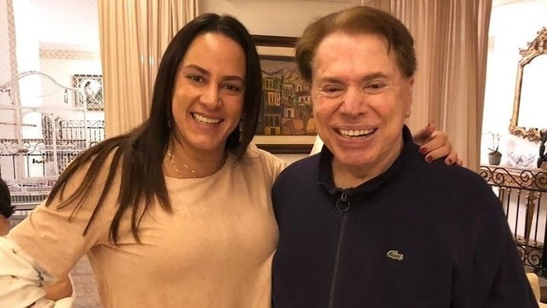 Silvia Abravanel posa ao lado do pai, Silvio Santos