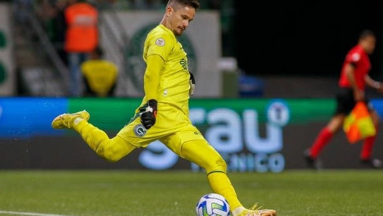 Goleiro Tadeu marca duas vezes, Goiás vira sobre o Ceará e volta a vencer na Série B