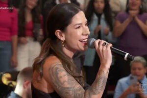 Vivi Seixas, filha de Raul Seixas, faz sucesso ao cantar música do pai ...